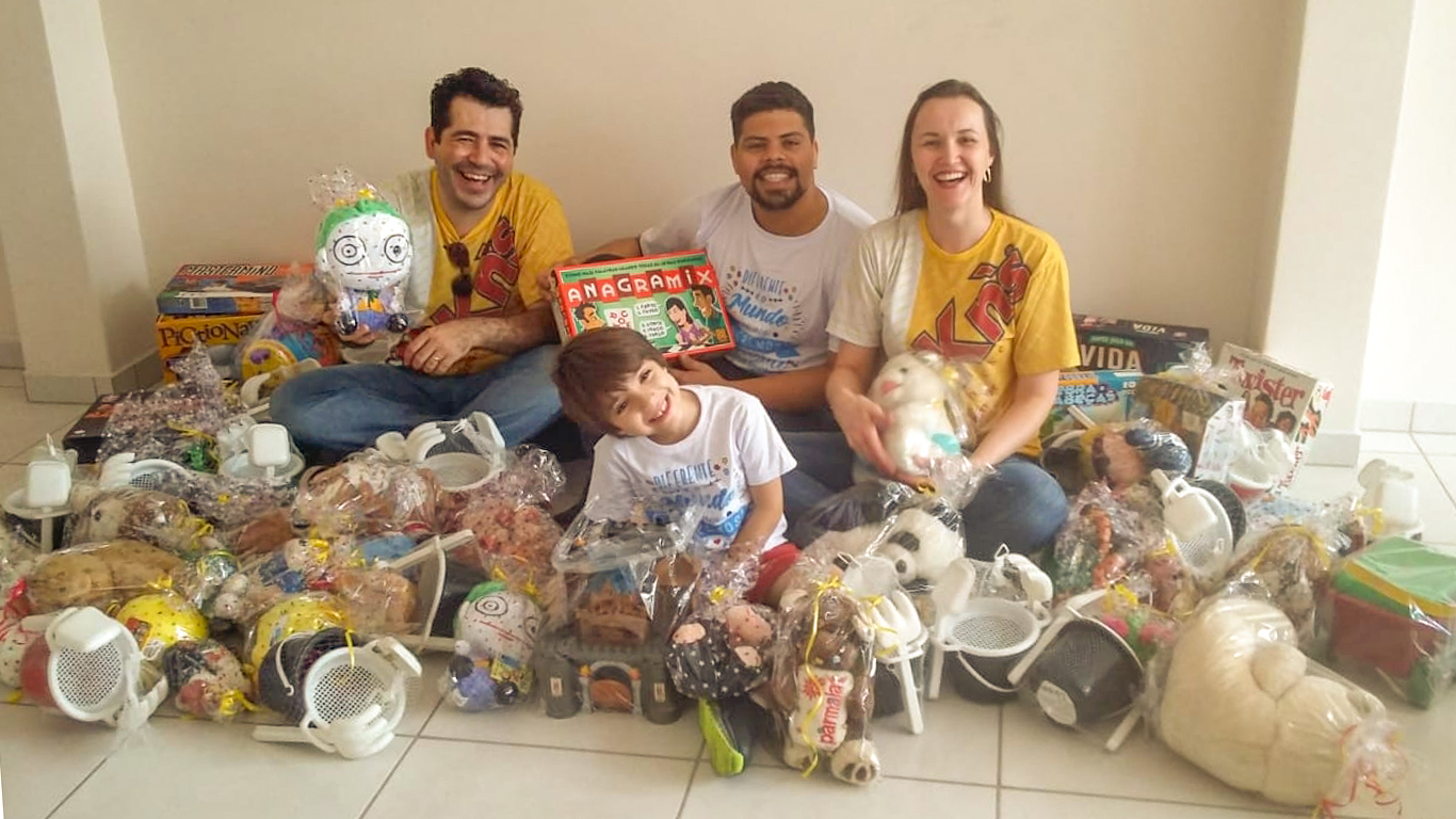 Ama Blumenau recebe brinquedos da campanha CHiKn’s Fried Chicken